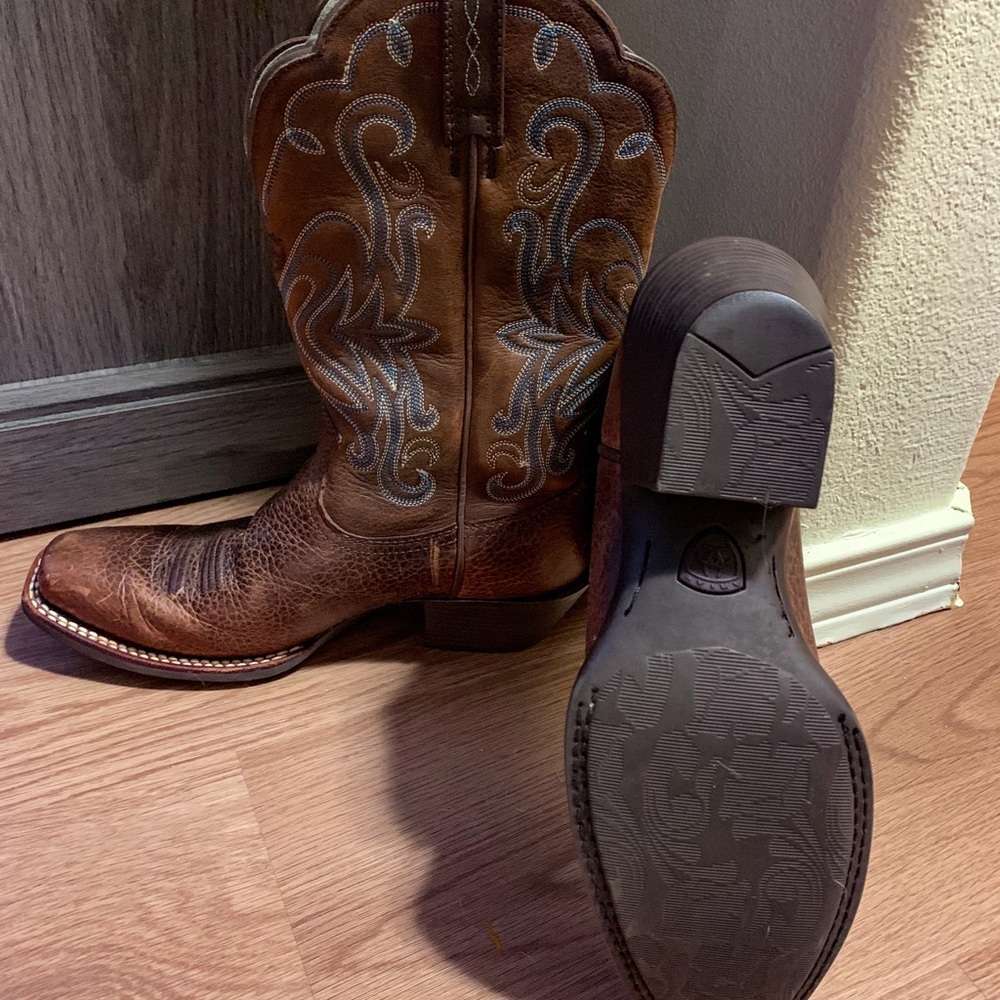 Women’s Ariat Squared toed boots